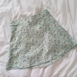 No Boundaries Floral Mini Skirt / Size Medium (7 - 9)